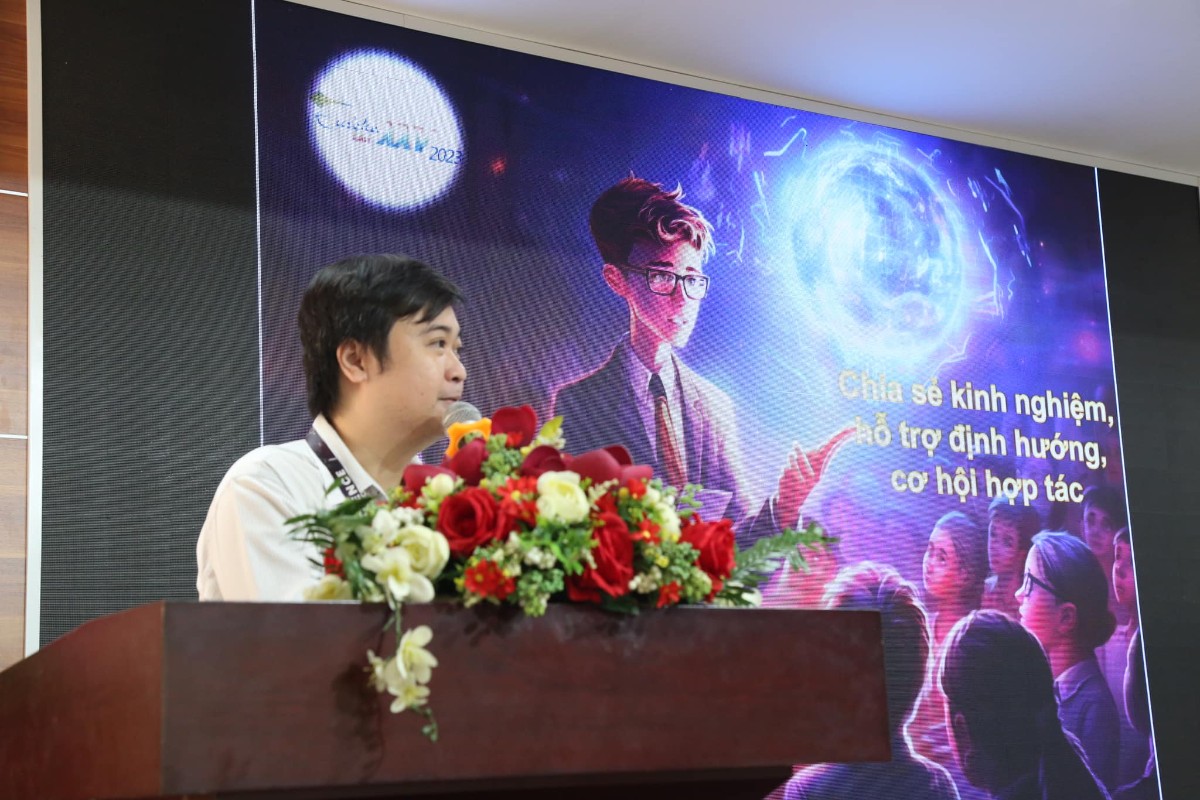 PGS.TS. Trần Minh Triết - Phó Hiệu trưởng Trường Đại học Khoa học Tự nhiên, ĐHQG-HCM báo cáo tham luận tại Hội thảo